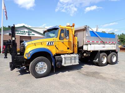 Mack Granite GU713 Plow / Spreader Truck - Automatic