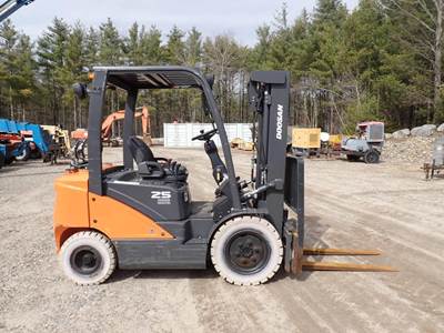 Doosan G25P-7 Pneumatic Tire Forklift