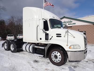 Mack Pinnacle CXU613 Sleeper Semi Truck