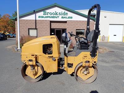 Caterpillar CB2.7 Smooth Drum Roller Compactor