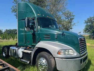 2015 Mack Pinnacle Day Cab Truck