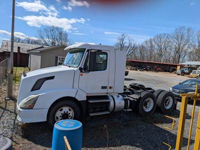 2008 Volvo VNL64T300 Day Cab Truck