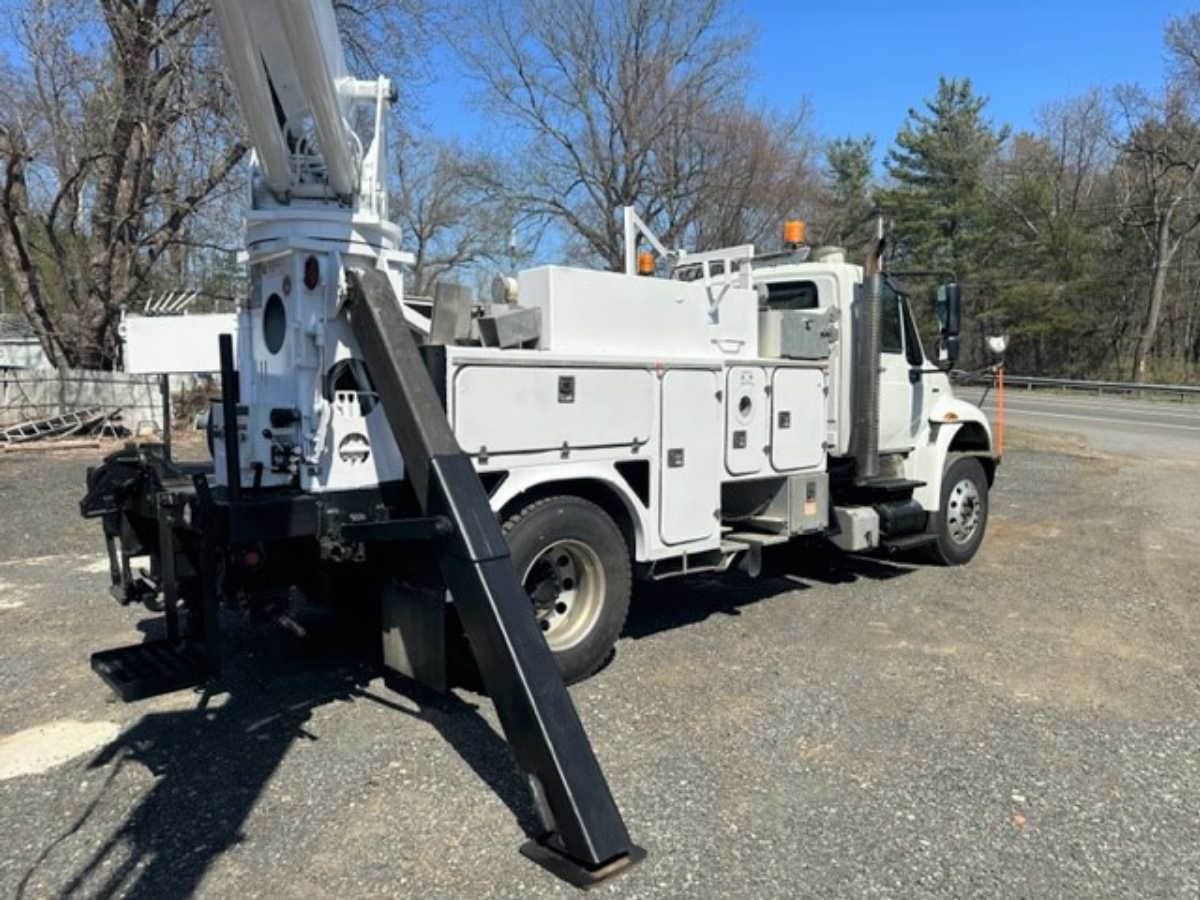 2011 International 4300 Digger Derrick Truck Terex Commander 4045