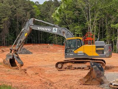 2022 Volvo EC220EL Excavator - Bucket & Thumb