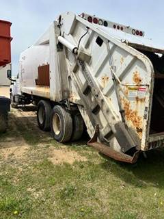 2004 GMC C8 Garbage Truck - Loadmaster