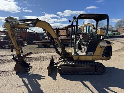 2000 Caterpillar 302.5 Mini Excavator - Bucket & Thumb