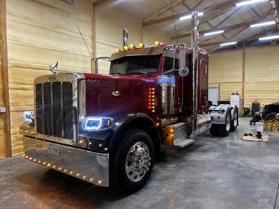2008 Peterbilt 389 Sleeper Semi Truck