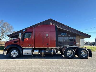 2017 Peterbilt 579 Sleeper Semi Truck