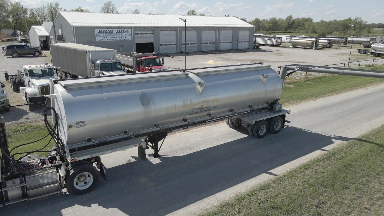2002 Hensley 36' Bulk Feed Trailer ATLR36328 Galvanized Augers
