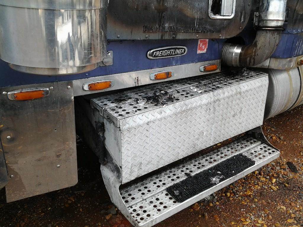 Freightliner Battery Box for a 2000 Freightliner FLD132T CLASSIC XL For