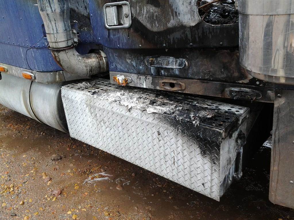 Freightliner Battery Box for a 2000 Freightliner FLD132T CLASSIC XL For