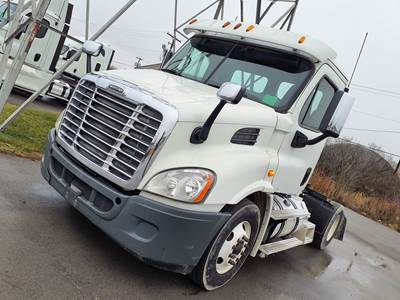 Freightliner Cascadia 113 Single Axle Day Cab Truck - 410HP, 10 Speed Automatic