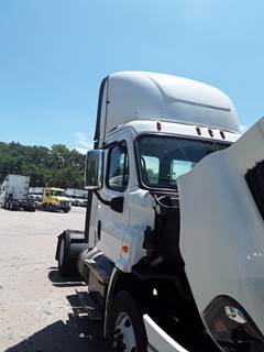 Freightliner Cascadia 113 Single Axle Day Cab Truck - 410HP, 12 Speed Automatic