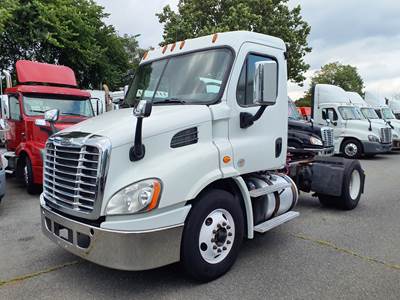 Freightliner Cascadia 113 Single Axle Day Cab Truck - 450HP, 12 Speed Automatic