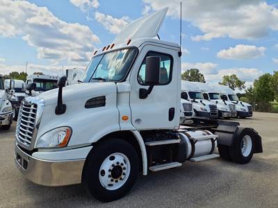 Freightliner Cascadia 113 Single Axle Day Cab Truck - 410HP, 12 Speed Automatic