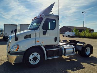Freightliner Cascadia 113 Single Axle Day Cab Truck - 410HP, 12 Speed Automatic