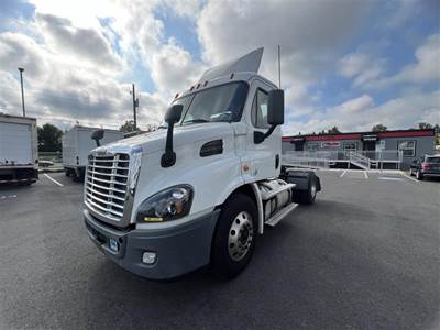 Freightliner Cascadia 113 Single Axle Day Cab Truck - 410HP, 10 Speed Manual