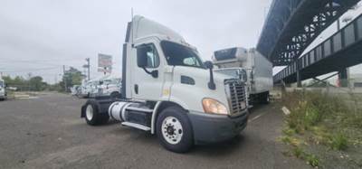 Freightliner Cascadia 113 Single Axle Day Cab Truck - 450HP, 10 Speed Manual