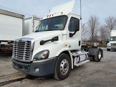 Freightliner Cascadia 113 Single Axle Day Cab Truck - 410HP, 10 Speed Manual