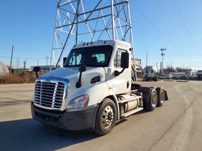Freightliner Cascadia 113 Day Cab Truck - 410HP, 10 Speed Manual