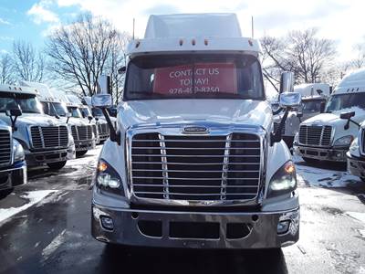 Freightliner Cascadia 113 Day Cab Truck - 450HP, 10 Speed Manual