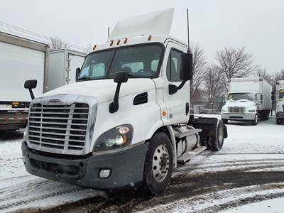 Freightliner Cascadia 113 Single Axle Day Cab Truck - 410HP, 10 Speed Manual
