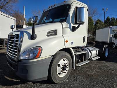 Freightliner Cascadia 113 Single Axle Day Cab Truck - 410HP, 10 Speed Manual