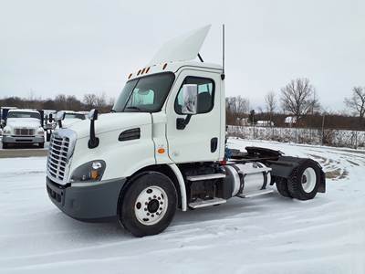 Freightliner Cascadia 113 Single Axle Day Cab Truck - 400HP, 10 Speed Manual
