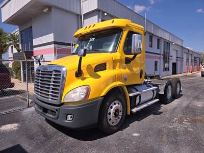 Freightliner Cascadia 113 Day Cab Truck - 435HP, 10 Speed Automatic
