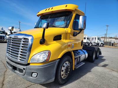 Freightliner Cascadia 113 Day Cab Truck - 435HP, 10 Speed Manual