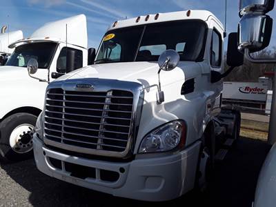 Freightliner Cascadia 113 Day Cab Truck - 470HP, 12 Speed Automatic