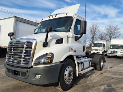 Freightliner Cascadia 113 Single Axle Day Cab Truck - 410HP, 10 Speed Manual