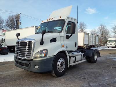 Freightliner Cascadia 113 Single Axle Day Cab Truck - 10 Speed Manual