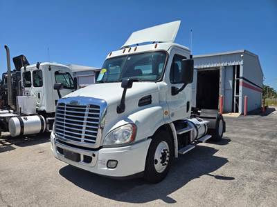 Freightliner Cascadia 113 Single Axle Day Cab Truck - 350HP, 10 Speed Automatic