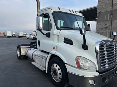 Freightliner Cascadia 113 Single Axle Day Cab Truck - 450HP, 10 Speed Automatic