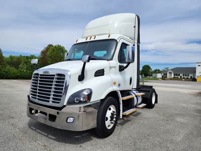Freightliner Cascadia 113 Single Axle Day Cab Truck - 410HP, 12 Speed Automatic