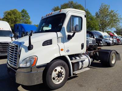 Freightliner Cascadia 113 Single Axle Day Cab Truck - 450HP, 12 Speed Automatic