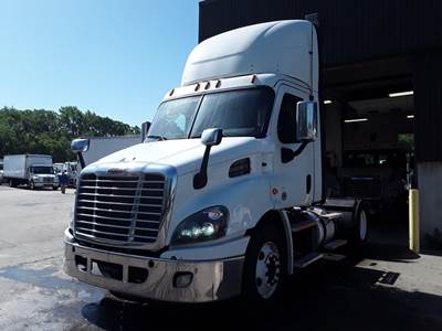 Freightliner Cascadia 113 Single Axle Day Cab Truck - 410HP, 12 Speed Automatic