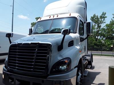 Freightliner Cascadia 113 Single Axle Day Cab Truck - 410HP, 12 Speed Automatic