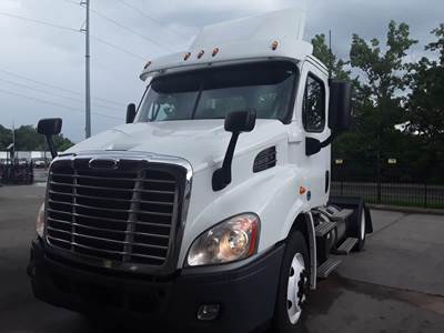 Freightliner Cascadia 113 Single Axle Day Cab Truck - 410HP, 10 Speed Manual
