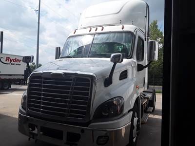 Freightliner Cascadia 113 Single Axle Day Cab Truck - 410HP, 12 Speed Automatic