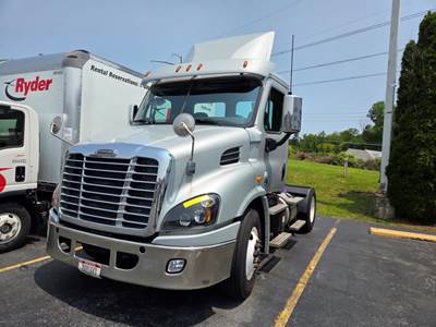 Freightliner Cascadia 113 Single Axle Day Cab Truck - 450HP, 12 Speed Automatic