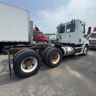 Freightliner Cascadia 113 Day Cab Truck - 450HP, 12 Speed Automatic