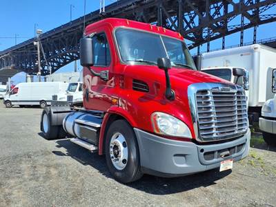 Freightliner Cascadia 113 Single Axle Day Cab Truck - 410HP, 10 Speed Manual