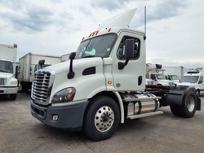 Freightliner Cascadia 113 Single Axle Day Cab Truck - 410HP, 10 Speed Manual