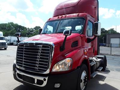 Freightliner Cascadia 113 Single Axle Day Cab Truck - 450HP, 10 Speed Manual