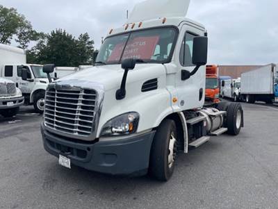 Freightliner Cascadia 113 Single Axle Day Cab Truck - 410HP, 10 Speed Manual