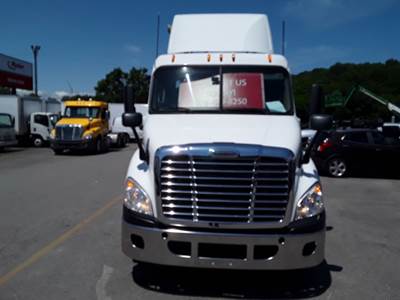 Freightliner Cascadia 113 Single Axle Day Cab Truck - 400HP, 10 Speed Automatic