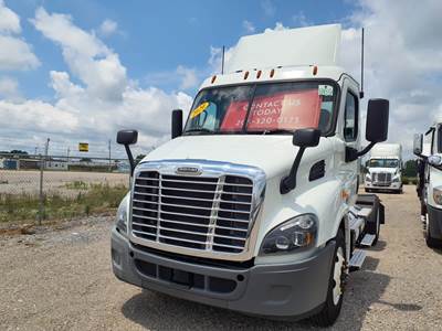 Freightliner Cascadia 113 Single Axle Day Cab Truck - 410HP, 10 Speed Manual