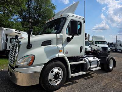Freightliner Cascadia 113 Single Axle Day Cab Truck - 410HP, 10 Speed Manual